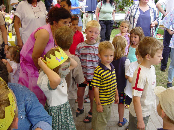 die kinder sind voller freude dabei